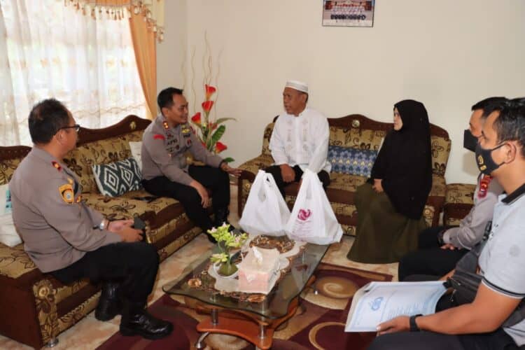 Kapolres Solok, AKBP Apri Wibowo dan jajaran saat membesuk Iptu Yulius di kediamannya.(Ist)