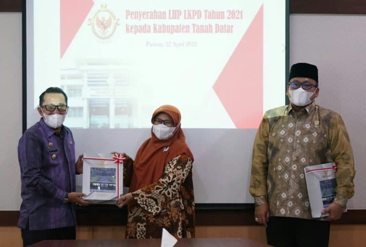 Kepala Perwakilan BPK RI Sumbar Yusnadewi menyerahkan Opini WTP atas LHP 2021 kepada Bupati Tanah Datar Eka Putra didampingi Ketua DPRD Rony Mulyadi di Padang