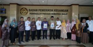 Bupati Eka Putra foto bersama dengan Ketua DPRD Rony Mulyadi, Sekda Iqbal Ramadi Payana dan OPD tekait usai menerima Opini WTP 10 kali berturut-turut