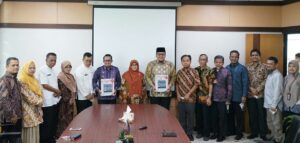 Kepala Perwakilan BPK RI Sumbar Yusnadewi dan Bupati Eka Putra foto bersama dengan Ketua DPRD Rony Mulyadi, Sekda Iqbal Ramadi Payana dan OPD tekait usai menerima Opini WTP