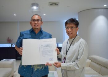 Andre Rosiade (kiri) menyerahkan aspirasi masyarakat Sumbar kepada Dirut Telkomsel Hendri Mulyana Syam terkait pembangunan BTS.