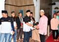 Kumendan Teruci Chaprendang Sumbar Dedy Satria Asman menyerahkan bantuan tali asih kepada perwakilan anak yatim di Pampangan Nan XX usai acara buka puasa bersama.