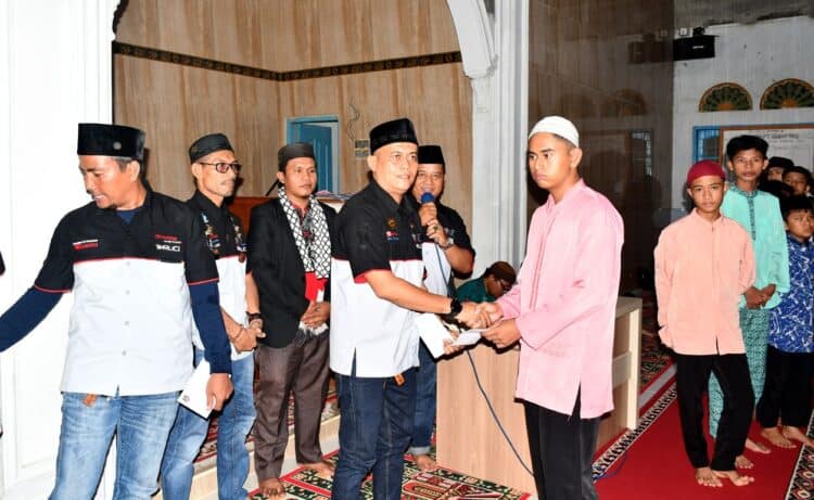 Kumendan Teruci Chaprendang Sumbar Dedy Satria Asman menyerahkan bantuan tali asih kepada perwakilan anak yatim di Pampangan Nan XX usai acara buka puasa bersama.