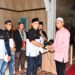 Kumendan Teruci Chaprendang Sumbar Dedy Satria Asman menyerahkan bantuan tali asih kepada perwakilan anak yatim di Pampangan Nan XX usai acara buka puasa bersama.