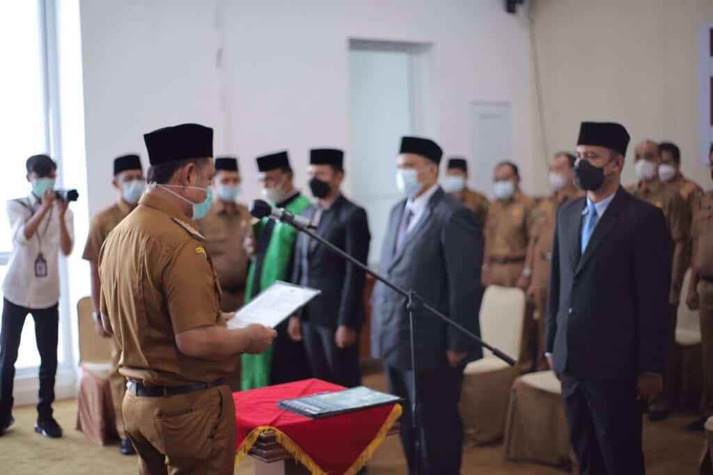 Bupati Solok, H. Epyardi Asda mengambil sumpah jabatan bagi pejabat yang dilantik di ruang Sekretariat Daerah Arosuka.(Ist)