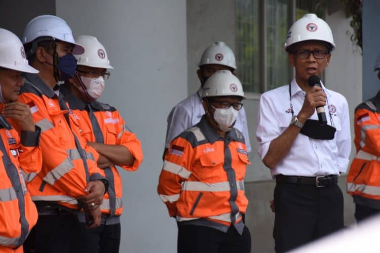 Direktur Operasi PT Semen Padang, Indrieffouny Indra, saat memotifasi karyawan Semen Padang Group dalam Kampanye dan Sosialisasi tentang Operasional Exellent, Housekeeping Rate, dan Safety & Security di Packing Plant Indarung, Selasa (26/4/2022) pagi.