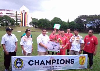 Verry Mulyadi menyerahkan tropy keoada juara I turnamen Ramadan Verry Mulyadi CUP di lapangan Cubadak Indarung, Rabu (27/4/2022)