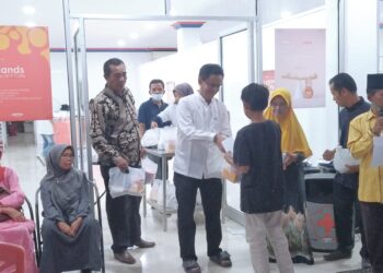 H. Nofi Candra menyerahkan bantuan bagi anak yatim dan keluarga kurang mampu di Bakerindo Kota Solok.(Ist)