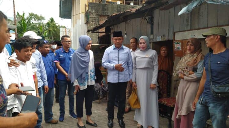 Ketua DPP PAN, H. Epyardi Asda bersama keluarga dan pengurus Kota Solok saat berkunjung ke rumah keluarga almarhum Meldianto di Koto Panjang, Kota Solok.(Ist)
