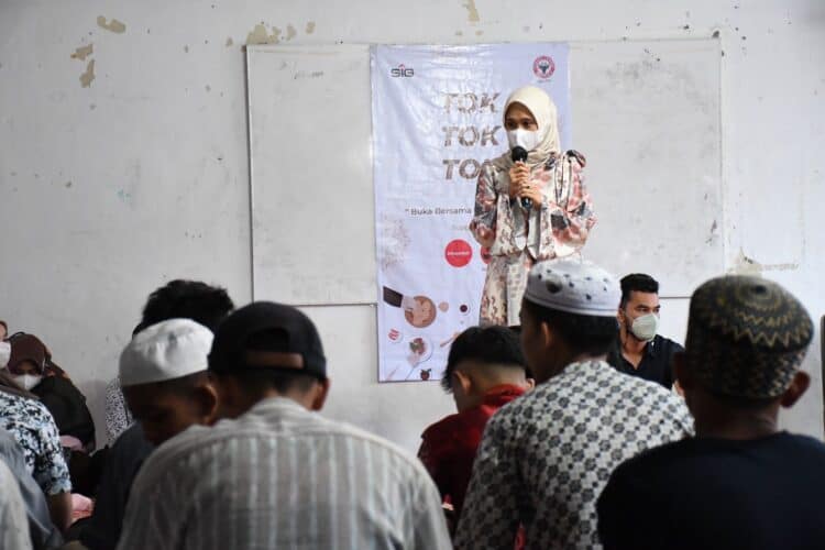 Kepala Unit Humas & Kesekretariatan PT Semen Padang Nur Anita Rahmawati memberikan sambutan saat acara Tok Tok Tok Buka Puasa Bersama PT Semen Padang di Panti Asuhan Khusus Anak Mentawai, Kamis (28/4/2022)