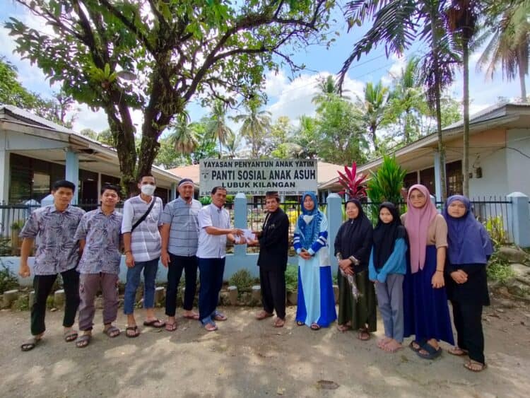 Ketua Panitia Tetap Syiar Agama Islam PT Semen Padang, Idris, menyerahkan tali asih kepada penguris Panti Sosial Abak Asuh Batu Gadang