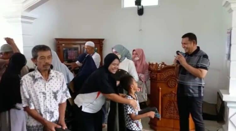 Bupati Solok, H. Epyardi Asda dan keluarga membagikan paket lebaran dari dana zakat keluarga pada masyarakat Kabupaten Solok.(Ist)