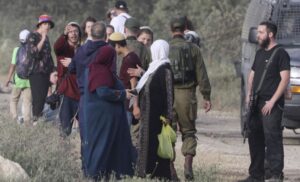 Pasukan Israel dan warga palestina (AFP)