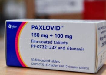 Pil pengobatan penyakit Coronavirus (COVID-19) Paxlovid terlihat di dalam kotak, di rumah sakit Misericordia di Grosseto, Italia, 8 Februari 2022.