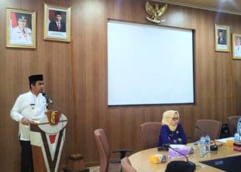 Wakil Wali Kota Solok, Ramadhani Kirana Putra saat membuka FGD penyusunan rancangan RUPM Kota Solok.(Prokomp)