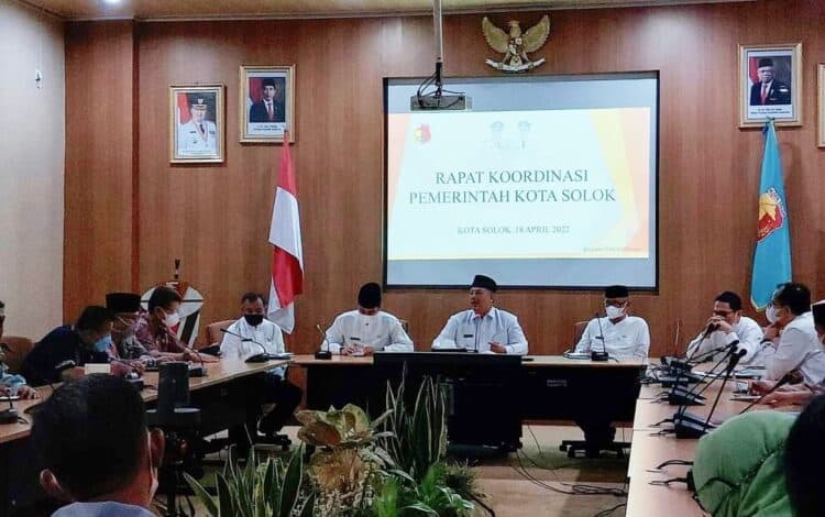 Wali Kota Solok, H. Zul Elfian Umar dan Wawako Ramdhani Kirana Putra saat rapat koordinasi bersama OPD.(Prokomp)