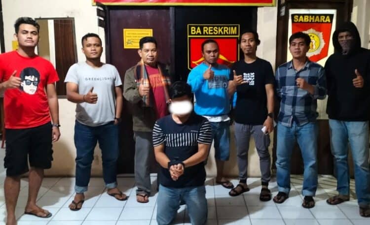 Salah seorang pelaku penyalahgunaan narkoba asal Kota Solok, FS (19) saat diamankan di Mapolres Solok.(Ist)