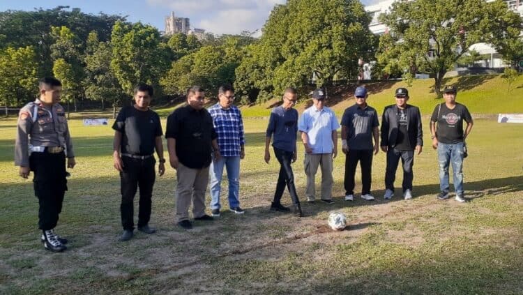 Direktur Operasi PT Semen Padang, Indrieffouny Indra (lima dari kiri) melakukan tendangan bola peryama di lapangan Cubadak Indarung sebagai tanda dimulainya tournamen Verry Mulyadi CUP di Lapangan Cibadak Indarung, Sabtu (9/4/2022).