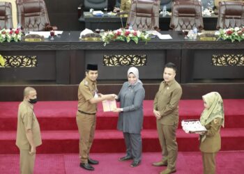 Wakil Wali Kota Solok, Ramadhani Kirana Putra menyerahkan nota LKPJ 2021 kepada pimpinan DPRD Kota Solok.(prokomp)