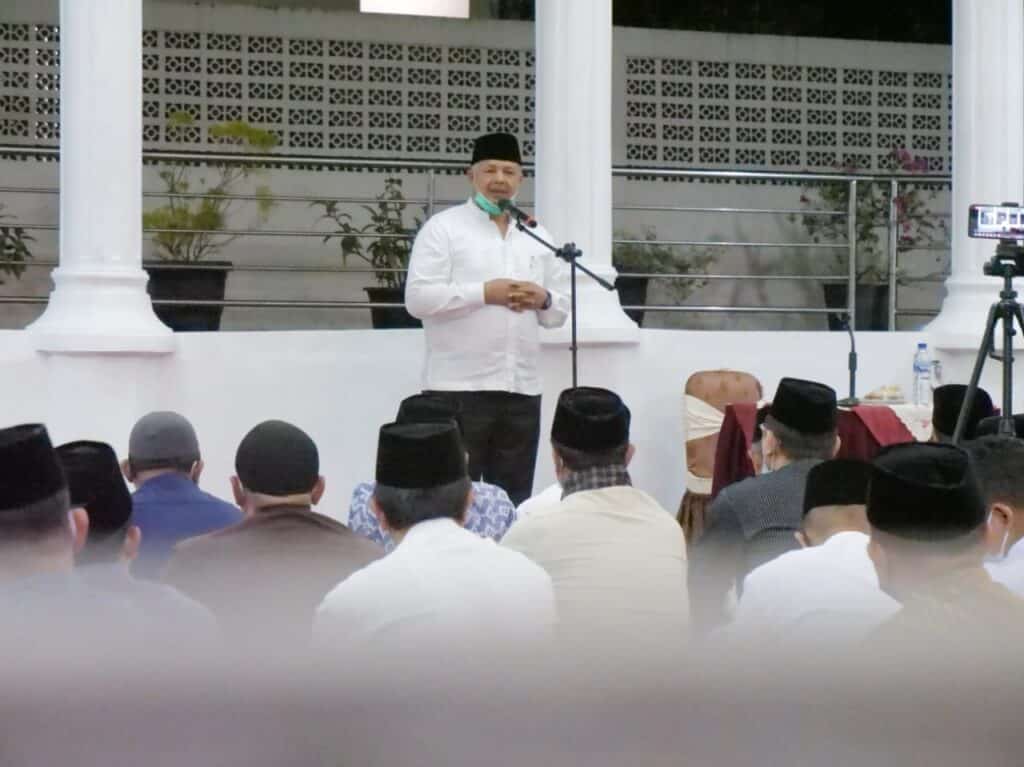 Wali Kota Solok, H. Zul Elfian Umar saat memberikan motivasi bagi ASN agar lebih gemar membaca Al-Qur'an.(Ist)