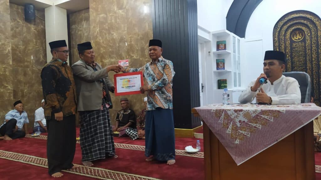 TSR Kota Solok menyerahkan bantuan terhadap masjid Raudhatul Jannah Kelurahan PPA.(Klikpositif)