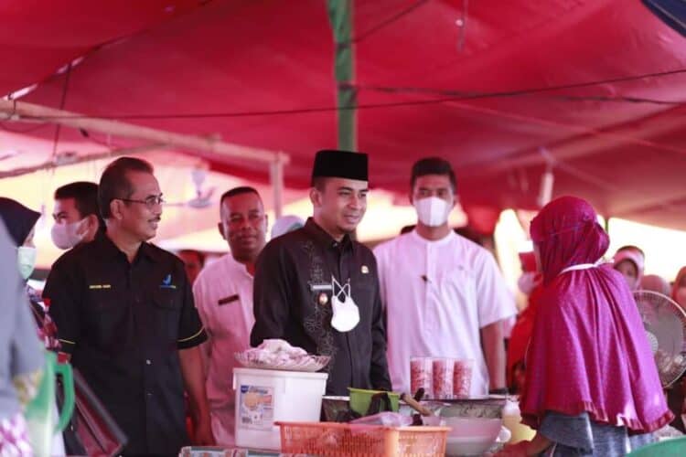 Petugas BBPOM Sumbar dan Wawako Solok, Ramadhani Kirana Putra saat melakukan pengecekan di pasar pabukoan Kota Solok di jalan Cengkeh.(Prokomp)
