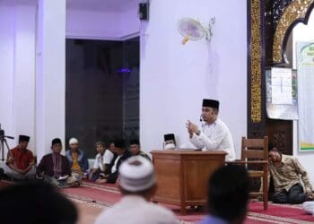 Wakil Wali Kota Solok, Ramadhani Kirana Putra bersama tim saat mengunjungi masjid Jabal Nur Taratak Tanah Garam.(Prokomp)