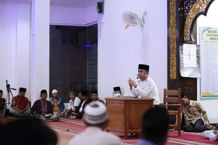 Wakil Wali Kota Solok, Ramadhani Kirana Putra bersama tim saat mengunjungi masjid Jabal Nur Taratak Tanah Garam.(Prokomp)