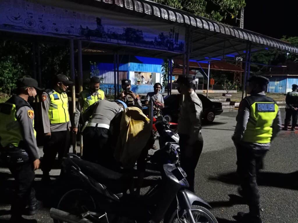 Antisipasi balap liar, tim Polres Solok melakukan patroli di kawasan GOR Batu Tupang, Kotobaru.(Ist)