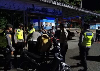 Antisipasi balap liar, tim Polres Solok melakukan patroli di kawasan GOR Batu Tupang, Kotobaru.(Ist)