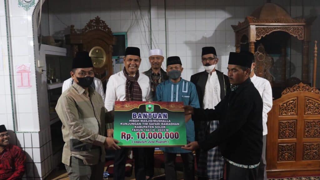 Bupati Solok, H. Epyardi Asda menyerahkan bantuan bagi masjid Ar-Rahman Kampuang Batu Dalam, Danau Kembar.(Ist)