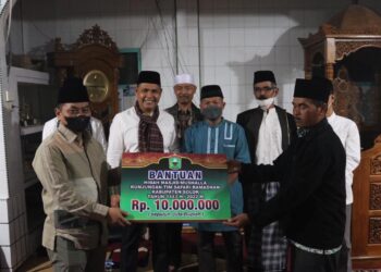 Bupati Solok, H. Epyardi Asda menyerahkan bantuan bagi masjid Ar-Rahman Kampuang Batu Dalam, Danau Kembar.(Ist)