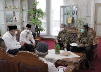 Wali Kota Solok, H. Zul Elfian Umar dan Wawako Solok Ramadhani Kirana Putra saat menerima kunjungan Kepala KPKNL Padang di Balai Kota.(Prokomp)