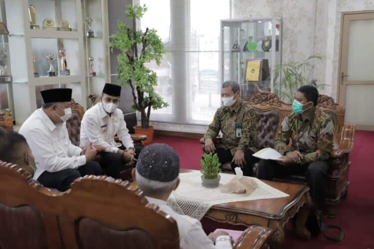 Wali Kota Solok, H. Zul Elfian Umar dan Wawako Solok Ramadhani Kirana Putra saat menerima kunjungan Kepala KPKNL Padang di Balai Kota.(Prokomp)