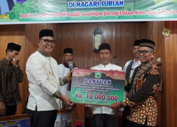 Bupati Solok,H. Epyardi Asda menyerahkan bantuan dana hibah masjid di Nagari Surian.(Ist)