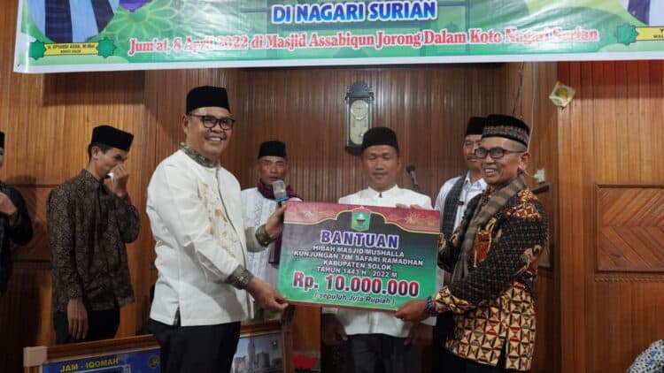 Bupati Solok,H. Epyardi Asda menyerahkan bantuan dana hibah masjid di Nagari Surian.(Ist)