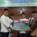 Bupati Solok,H. Epyardi Asda menyerahkan bantuan dana hibah masjid di Nagari Surian.(Ist)