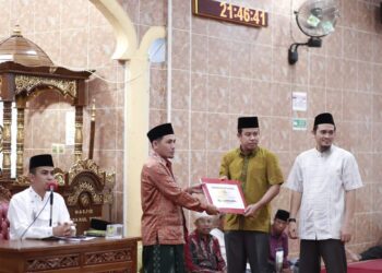 Disaksikan Wawako Solok, TSR menyerahkan bantuan terhadap pengurus masjid Qadarul Yaqin Ampang Kualo.(Prokomp)