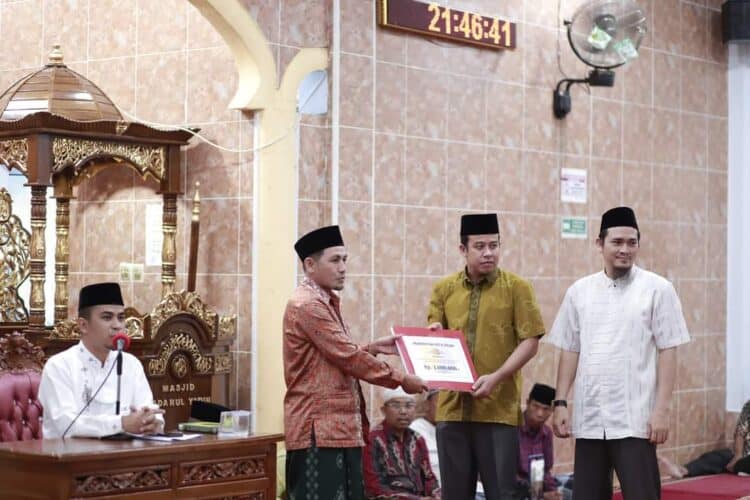 Disaksikan Wawako Solok, TSR menyerahkan bantuan terhadap pengurus masjid Qadarul Yaqin Ampang Kualo.(Prokomp)