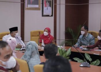 Sharing informasi antara Pemerintah Kota Solok dan Pemerintah Kota Bandar Lampung di Balai Kota Solok.(Prokomp)