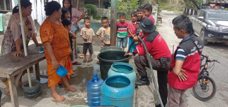 Relawan TRC Semen Padang mendistribusikan bantuan air bersih untuk warga di Kelurahan Batu Gadang beberapa waktu lalu.