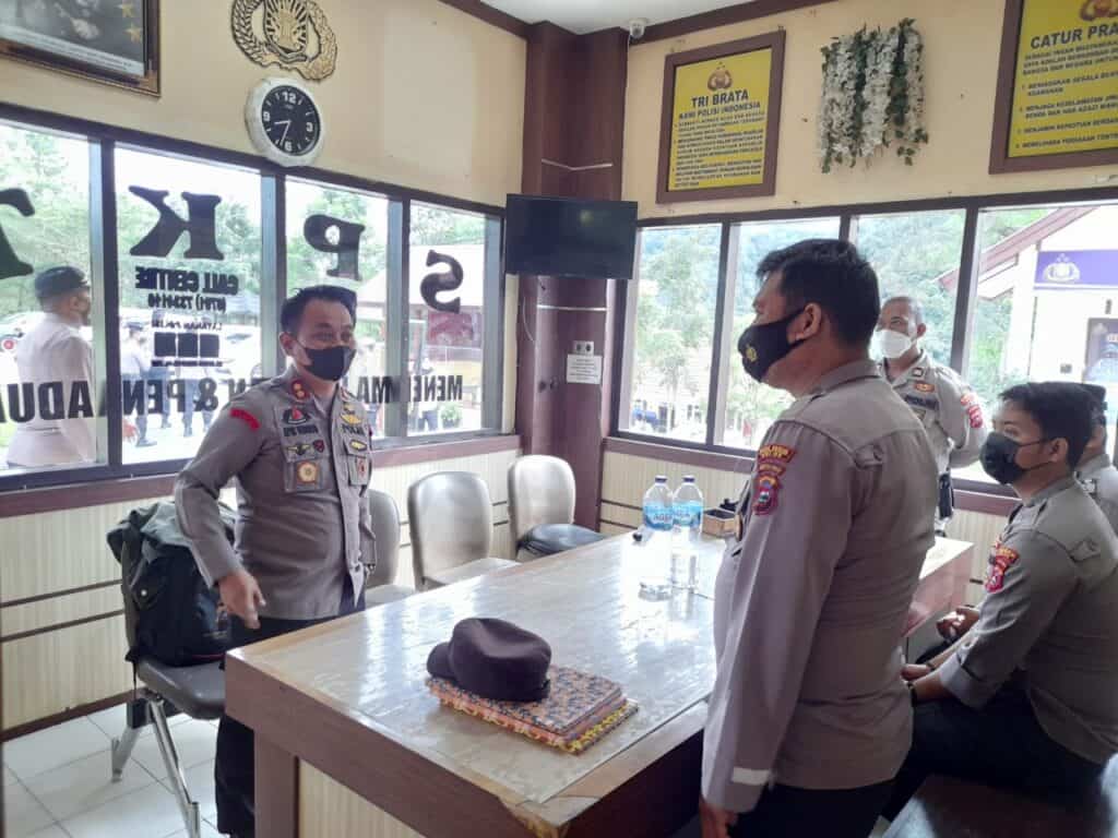 Kapolres Solok, AKBP Apri Wibowo saat melakukan sidak di SPKT Polres Solok.(Ist)