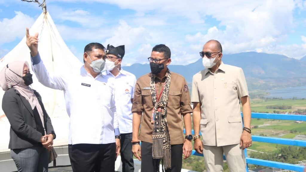 Bupati Solok, H. Epyardi Asda mengjak Menparekraf Sandiaga Uno menikmati keindahan pemandangan Danau Singkarak dari Puncak Chinngkiek Dream Park.(Ist)