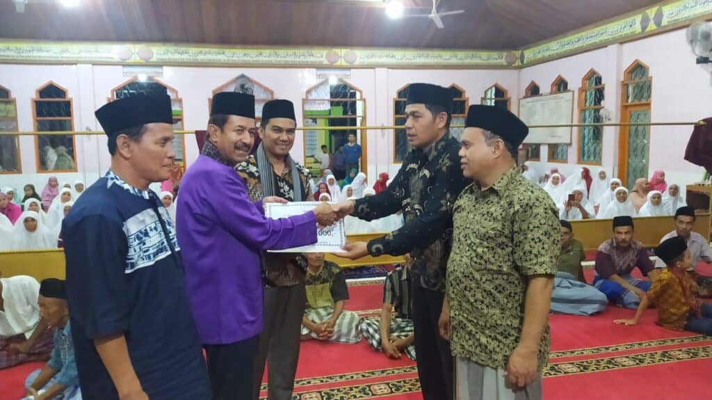 Angota DPRD Sumbar, H. Irzal Ilyas menyerahkan bantuan dana hibah ke pengurus Masjid Besar Nagari Tanjung Balik Solok.(Ist)