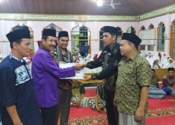 Angota DPRD Sumbar, H. Irzal Ilyas menyerahkan bantuan dana hibah ke pengurus Masjid Besar Nagari Tanjung Balik Solok.(Ist)