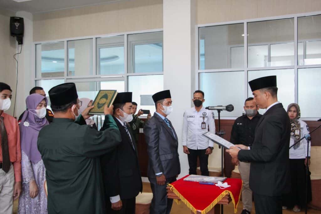 Sekda Kabupaten Solok,Medison mengambil sumpah kedua Dirut BUMD Kabupaten Solok.(Ist)