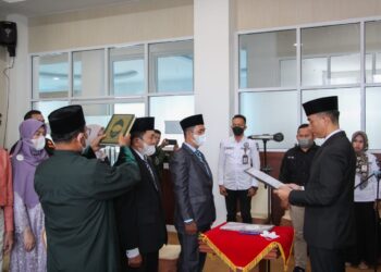 Sekda Kabupaten Solok,Medison mengambil sumpah kedua Dirut BUMD Kabupaten Solok.(Ist)