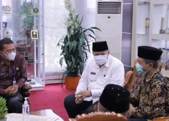 Wali Kota Solok, H. Zul Elfian Umar saat menerima kunjungan Bupati Merangin di Balai Kota Solok.(Prokomp)