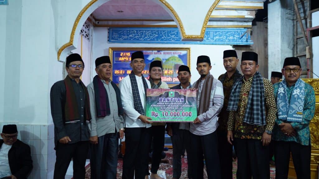 Sekda Kabupaten Solok, Medison menyerahkan bantuan dana hibah bagi masjid.(Ist)