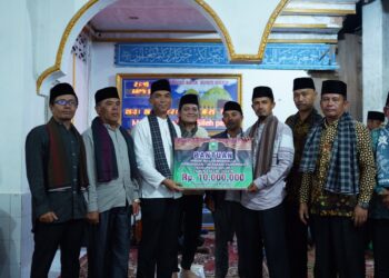 Sekda Kabupaten Solok, Medison menyerahkan bantuan dana hibah bagi masjid.(Ist)